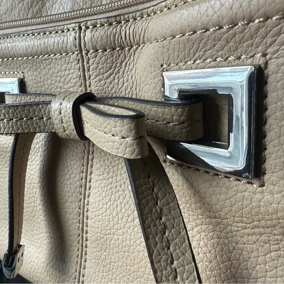 Tignanello Tan Genuine Leather Organizer Purse w/ Bow Accent. - Picture 4 of 7